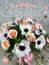 Arreglo Floral de Anémonas y Rosas Rosa Claro con Follaje Parvifolia en Florero de Vidrio